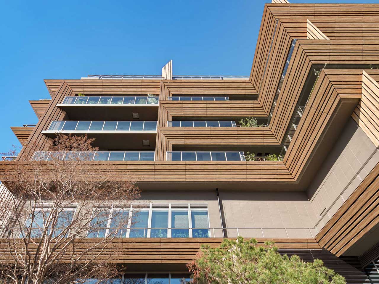 リアルな木目調が街との調和を促す 隈研吾建築都市設計事務所による複合施設設計-施工事例