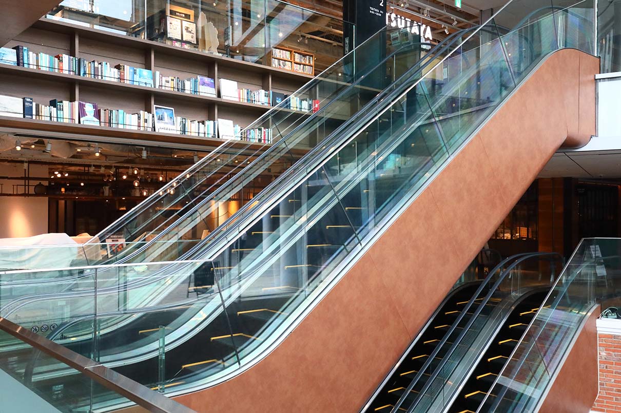 エスカレーターデザインが空間価値を高める! 重要性やポイント、事例を紹介