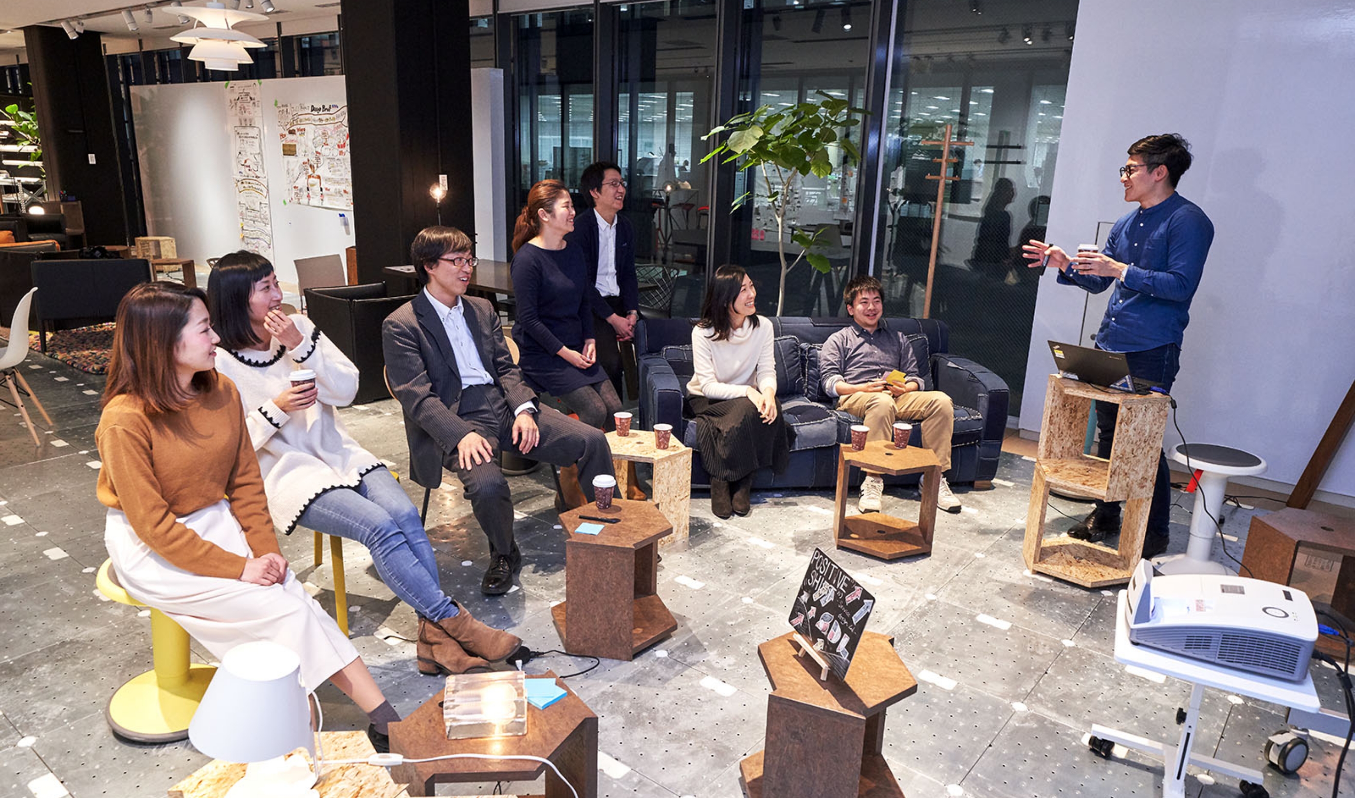 P＆Iラボの様子を伝える写真です。ワークショップやブレインストーミングが行いやすい場所として設計され、自由な雰囲気の中で社外の方々とのコラボレーションが行えます。