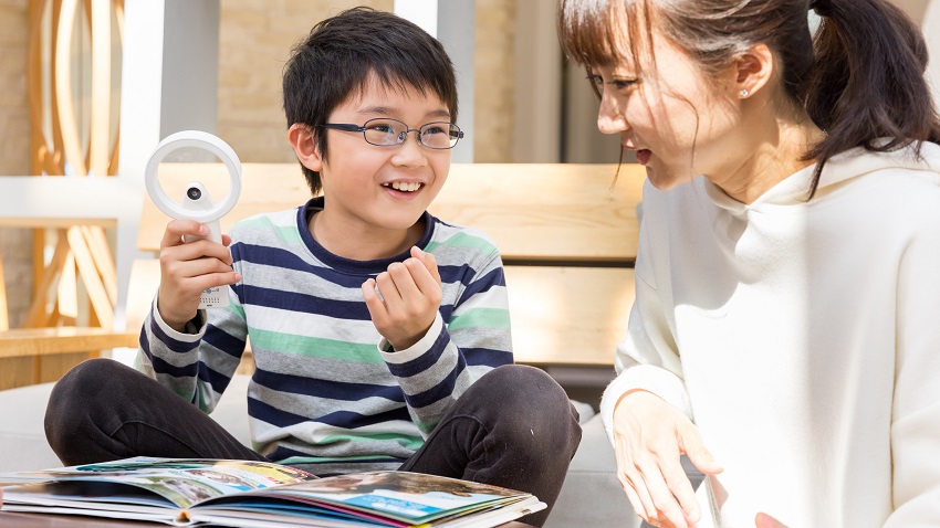 子どもの興味を広げ、親子のコミュニケーションをつなぐ。知育AIデバイス「魔法の虫めがね」 | Discover DNP | DNP 大日本印刷